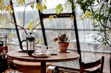 Uống cà phê và thưởng thức vẻ đẹp của Sài Gòn trong cơn mưa (Ảnh ST)