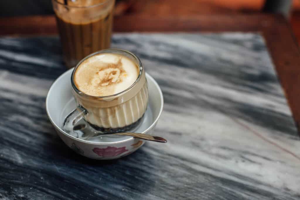 Cafe trứng được đặt trong bát nước nóng để giữ nhiệt