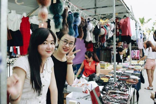 Chủ shop kinh doanh tại chợ phiên Đà Nẵng Chủ shop kinh doanh tại chợ phiên Đà Nẵng
