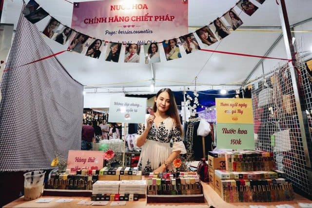 Chủ shop kinh doanh tại chợ phiên Đà Nẵng 01 Chủ shop kinh doanh tại chợ phiên Đà Nẵng 01