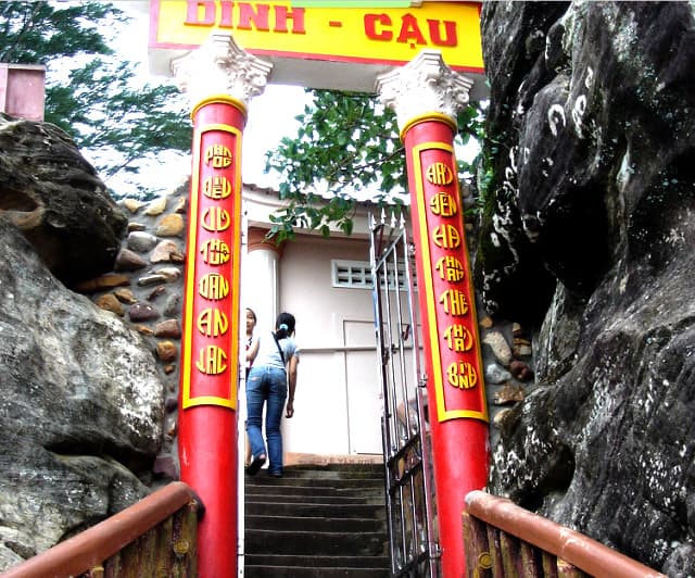 Cổng vào Dinh cậu nhỏ hẹp Cổng vào Dinh cậu nhỏ hẹp