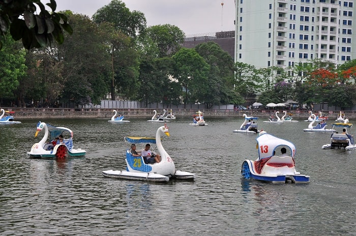 Rất nhiều người đến thăm Thủ Lệ đều chọn đạp vịt