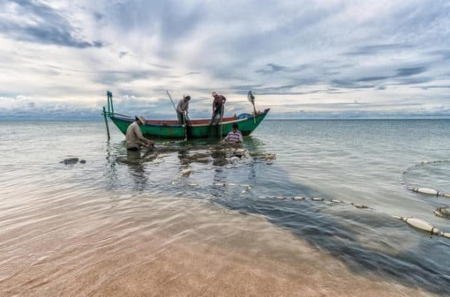 Ngư dân chủ yếu mưu sinh bằng nghề đi biển Ngư dân chủ yếu mưu sinh bằng nghề đi biển