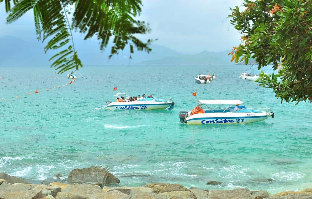 Du thuyền trên bãi biển ở đảo Hòn Mun