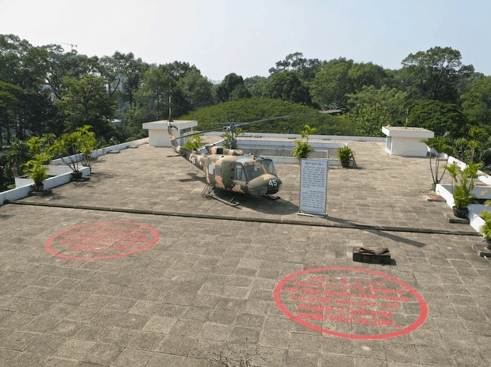 Chiếc UH-1 và vị trí hai quả bom mà phi công Nguyễn Thành Trung ném phát nổ tham quan dinh độc lập