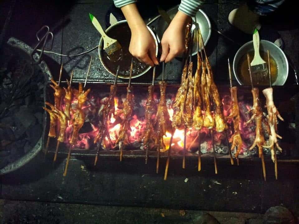 Chân gà nướng Ngõ Gạch cũng là món ngon đáng thử khi ăn uống ở phố cổ