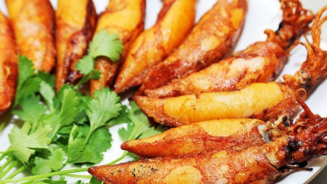 Mực chiên mắm vàng óng (Ảnh: ST)