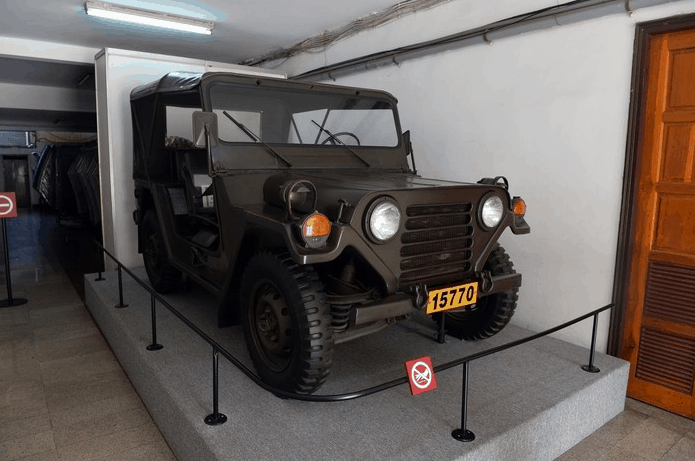 Jeep M152A2 (ảnh sưu tầm) tham quan dinh độc lập