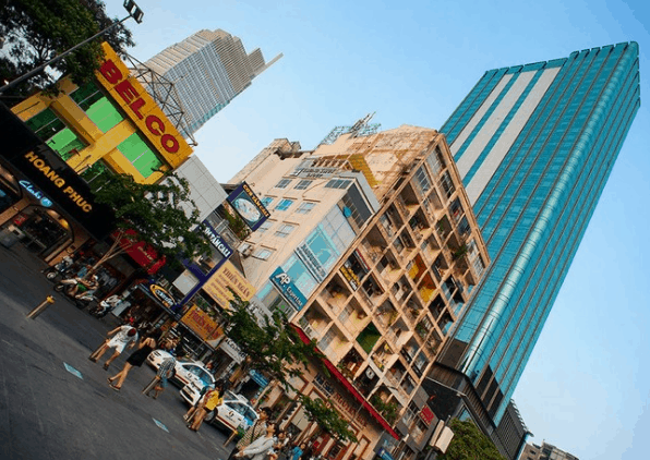 Sài Gòn nhộn nhịp trong ngày nắng (Ảnh ST)