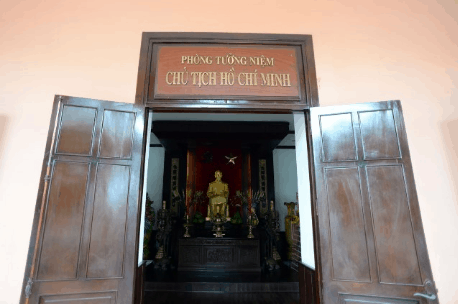 Phòng tưởng niệm Chủ tịch Hồ Chí Minh (ảnh sưu tầm) tham quan bến nhà rồng