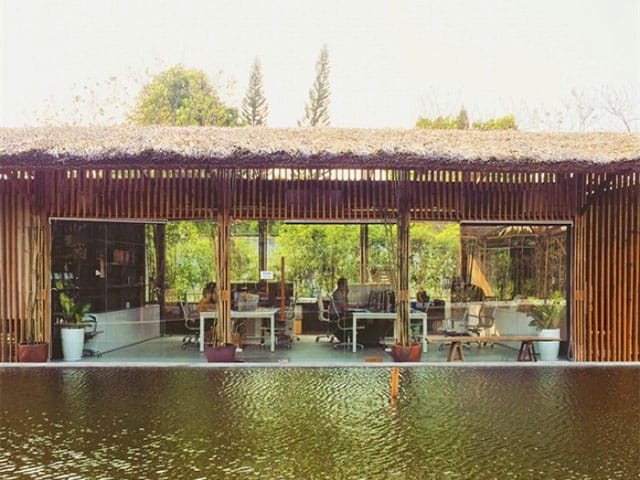 Quang cảnh nhìn từ nhà mát ra ao cá của khu vui chơi Thảo Điền Quang cảnh nhìn từ nhà mát ra ao cá của khu vui chơi Thảo Điền