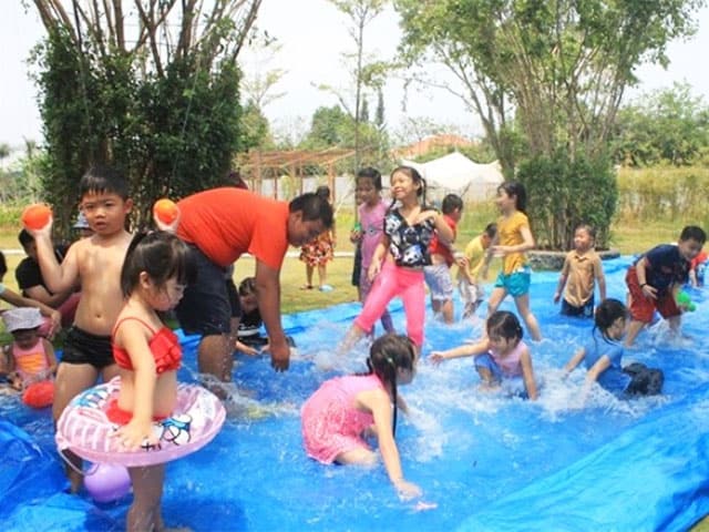 Khu vui chơi dưới nước của trẻ tại nông trại cho bé này Khu vui chơi dưới nước của trẻ tại nông trại cho bé này