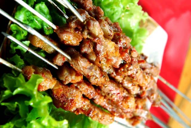 Thịt xiên - Một trong nhiều món ăn được nhiều bạn trẻ yêu thích (Ảnh: ST)