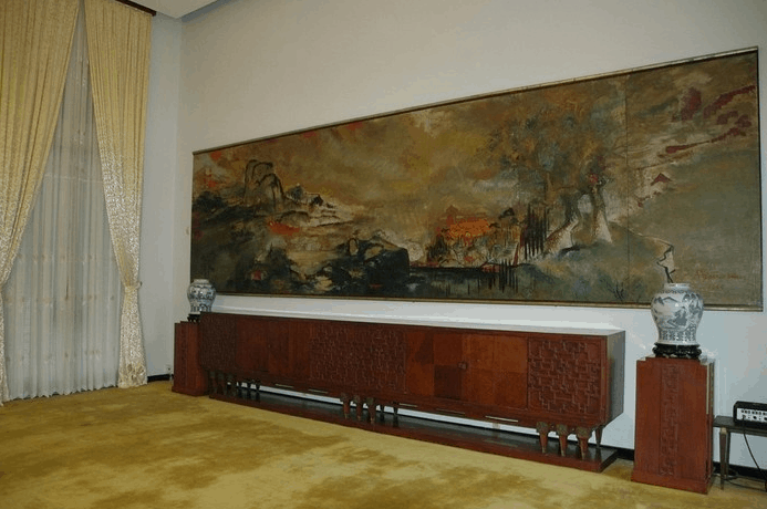 Bức tranh sơn dầu miêu tả khung cảnh làng quê của đất nước Việt Nam của kiến trúc sư Ngô Viết Thụ (ảnh sưu tầm) tham quan dinh độc lập