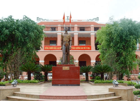 Khi tham quan Bến Nhà Rồng du khách còn được chiêm ngường tượng Nguyễn Tất Thành (ảnh sưu tầm) Khi tham quan Bến Nhà Rồng du khách còn được chiêm ngường tượng Nguyễn Tất Thành
