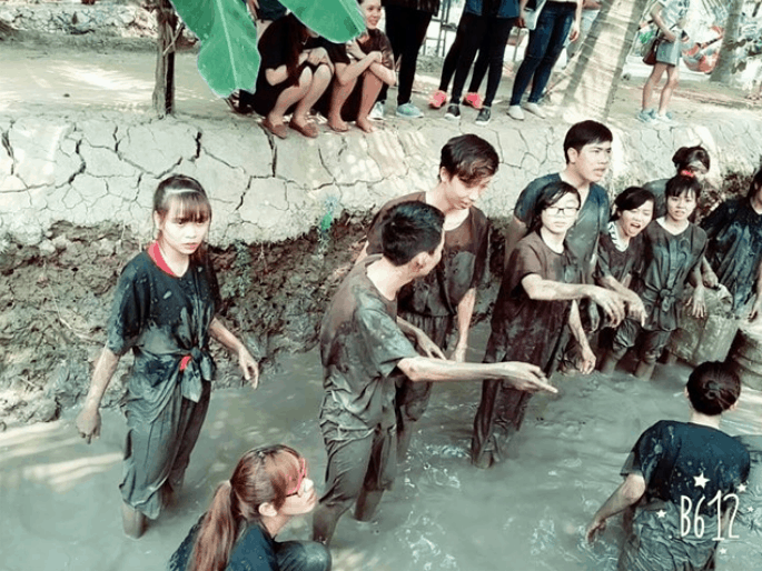 Tát mương bắt cá (ảnh sưu tầm) phượt 1 ngày quanh sài gòn