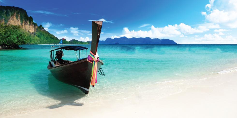Làn nước trong vắt bên bờ cát trắng Làn nước trong vắt bên bờ cát trắng