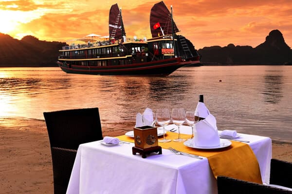 Bữa tối lãng mạn trên Vịnh Hạ Long
