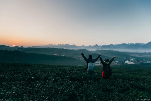 Hoàng hôn lãng mạn trên đồi chè trái tim