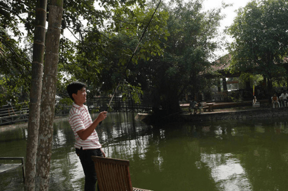 Hình ảnh du khách tham gia vào hoạt động câu cái tại khu nghỉ dưỡng Hình ảnh du khách tham gia vào hoạt động câu cái tại khu nghỉ dưỡng