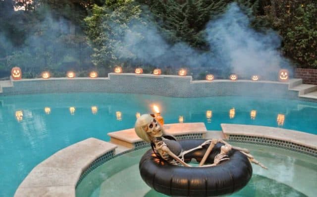 Hồ bơi La Piscine sau khi được trang trí ghê rợn Hồ bơi La Piscine sau khi được trang trí ghê rợn