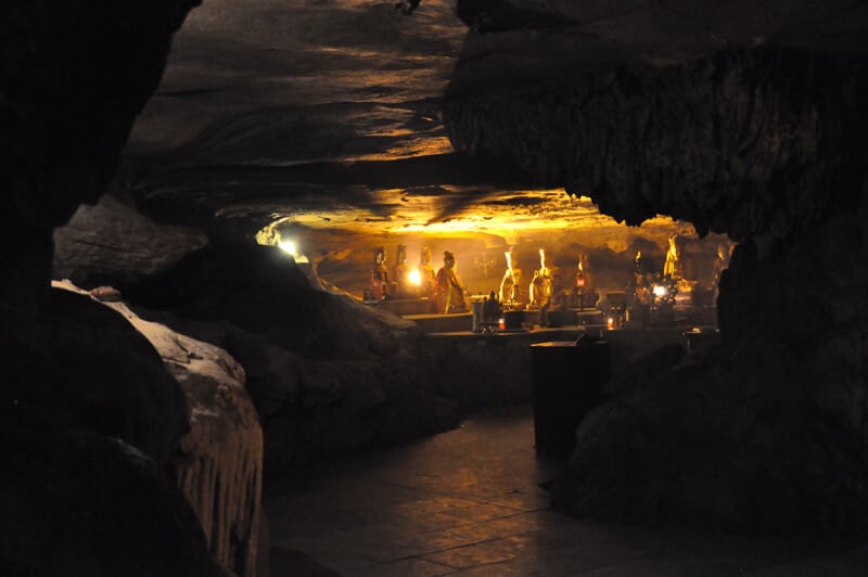 Hang sáng động tối