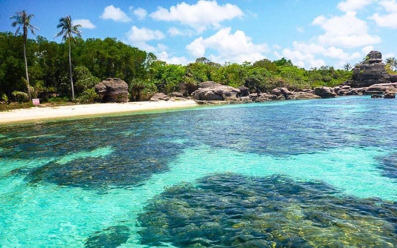 Hòn Móng Tay ở khá gần Bãi Dài Hòn Móng Tay ở khá gần Bãi Dài