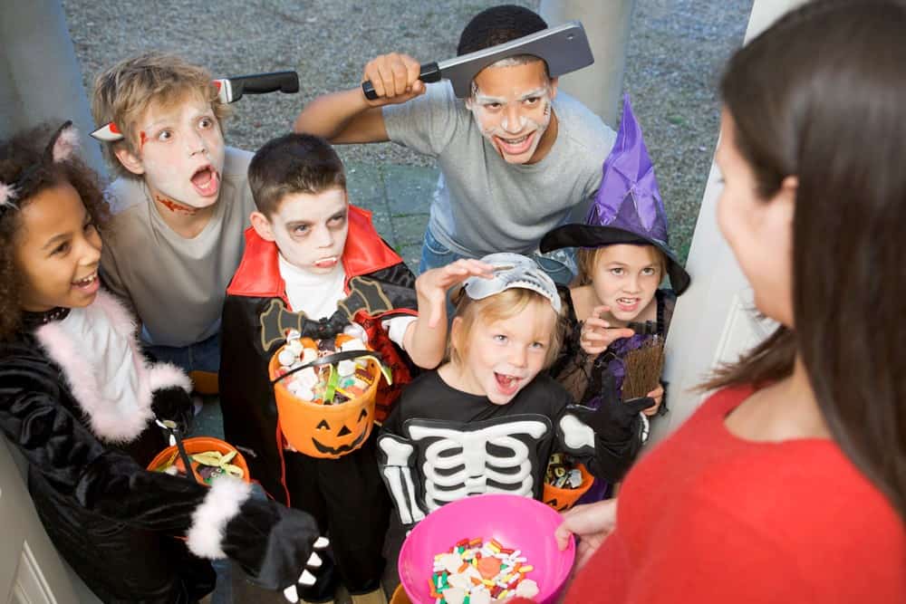 Phong tục trẻ em gõ cửa xin kẹo vào đêm Halloween Phong tục trẻ em gõ cửa xin kẹo vào đêm Halloween