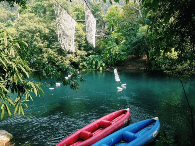 Chèo thuyền Kayak ở suối Nước Moọc Chèo thuyền Kayak ở suối Nước Moọc