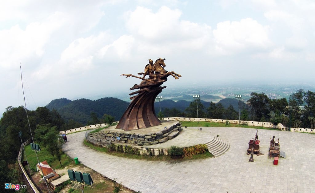 Tượng Thánh Gióng trên đỉnh núi Đá Chồng