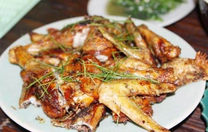 Ảnh chụp đĩa gà nướng Bản Đôn vô cùng thơm ngon hấp dẫn. (Ảnh ST)