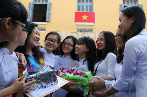 Hình ảnh các em học sinh chúc mừng cô giáo nhân ngày 20-11 Hình ảnh các em học sinh chúc mừng cô giáo nhân ngày 20-11
