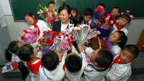 Ngày 20-11, các em học sinh thường tặng hoa cho cô (thầy) giáo Ngày 20-11, các em học sinh thường tặng hoa cho cô (thầy) giáo
