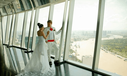 Hình ảnh cặp đôi đang chụp ảnh cưới tại tầng 49 tòa nhà Bitexco