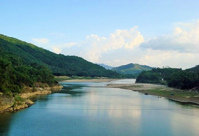 Hãy xem bức tranh với thiên nhiên yên bình trên sông Thu Bồn để cảm nhận được sự thanh thản và tĩnh lặng mà thiên nhiên mang lại.