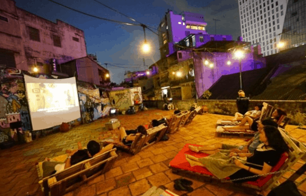 Khung cảnh xem phim ngoài trời tại Hừng Hoa Cinema Khung cảnh xem phim ngoài trời tại Hừng Hoa Cinema