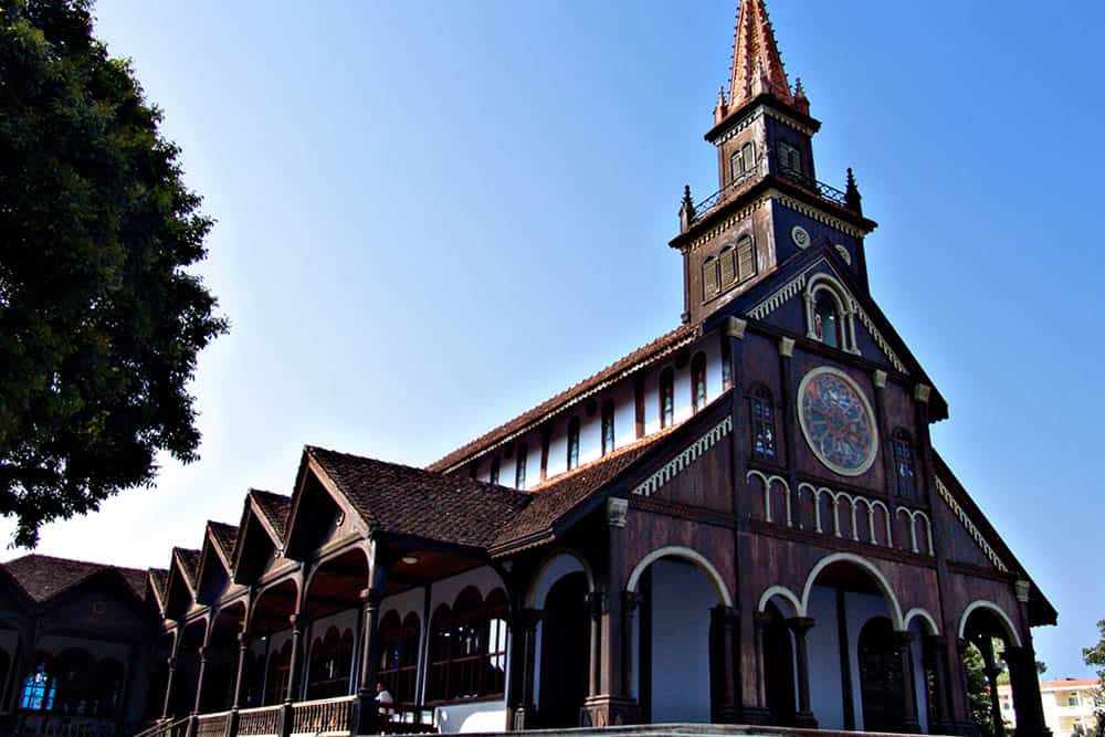 Khung cảnh nguy nga tráng lệ của Nhà Thờ Gỗ Kon Tum. (Ảnh ST)