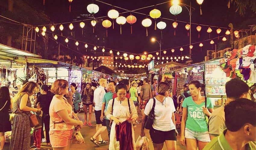 Không gian chợ Đêm nhộn nhịp