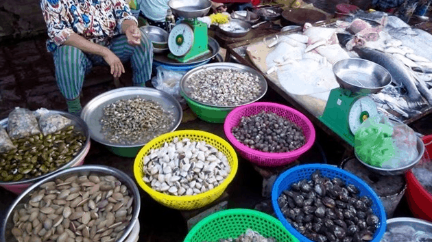 Chợ xóm Lưới có bán rất nhiều hải sản tươi ngon Chợ xóm Lưới có bán rất nhiều hải sản tươi ngon
