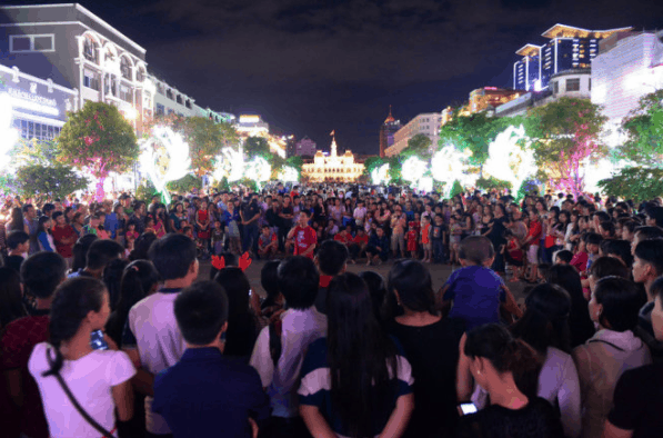 Hình ảnh phố đi bộ Nguyễn Huệ chật cứng người ngày Noel Hình ảnh phố đi bộ Nguyễn Huệ chật cứng người ngày Noel