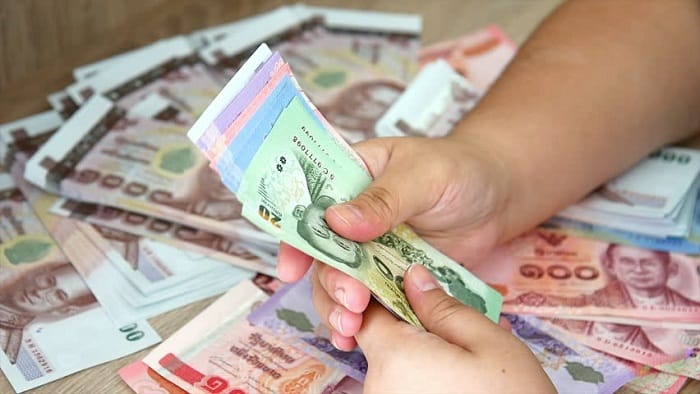 Nhớ lưu ý đếm cẩn thận khi đổi tiền (ẢNH ST)