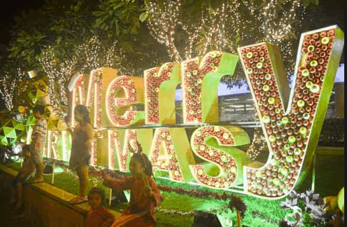 Mọi người đổ xô tới phố đi bộ Nguyễn Huệ ngày Noel để check-in Mọi người đổ xô tới phố đi bộ Nguyễn Huệ ngày Noel để check-in