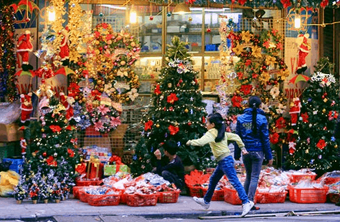 Mọi người háo hức đi mua sắm đồ trang trí trong ngày Noel Mọi người háo hức đi mua sắm đồ trang trí trong ngày Noel