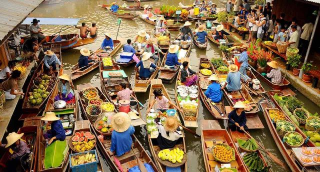 Chợ nổi bốn miền nhộn nhịp người mua kẻ bán (Ảnh ST)