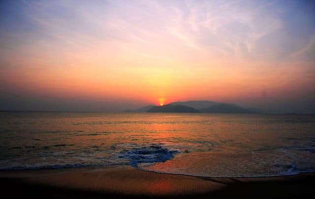 Ngắm bình minh và hoàng hôn trên biển là trải nghiệm bạn nhất định phải thử khi đến đây (Ảnh ST)