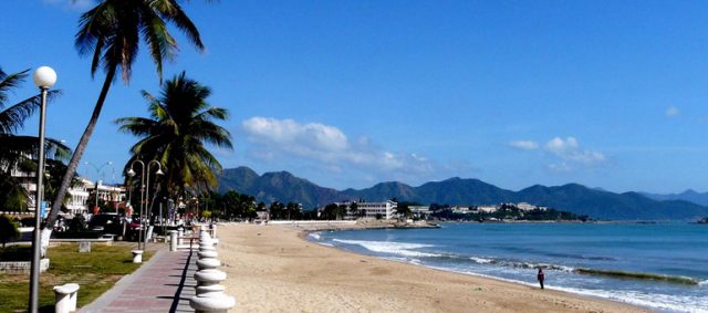 Chiều dài bờ biển khoảng 7km mở ra một quang cảnh biển rộng lớn hút tầm mắt (Ảnh ST)