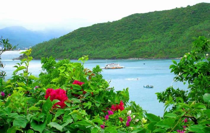 Khung cảnh nhìn từ xa của Bãi Trũ (Ảnh ST)