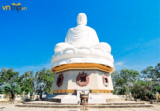 Pho tượng trắng khổng lồ tại chùa (Ảnh: Sưu tầm)