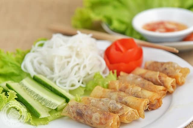 Miếng chả ram giòn tan của lớp bánh tráng chiên ở ngoài, bên trong có thịt tôm đất vàng ruộm, ngầy ngậy của thịt mỡ (Ảnh ST)