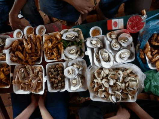 Cùng nhau thưởng thức hải sản tươi ngon Cùng nhau thưởng thức hải sản tươi ngon